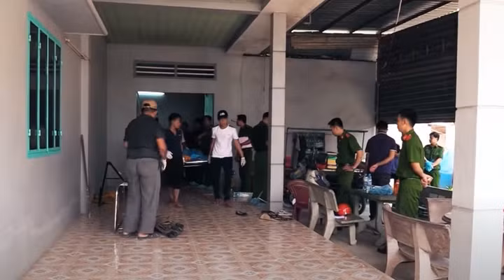 Đối với tử thi nhỏ tuổi nhất là bé Nguyễn Thị Bảo Trân có 25 vết thương trên người. Trong đó có 11 vết chém ở vùng mặt, cổ và 14 vết đâm trên người gây thủng tim, phổi dẫn đến tử vong.Tại hiện trường, Công an thu giữ 1 dao Thái Lan, 1 dao quắm và 15m dây kẽm dùng để khóa các phòng trọ gần nhà bà Cúc.