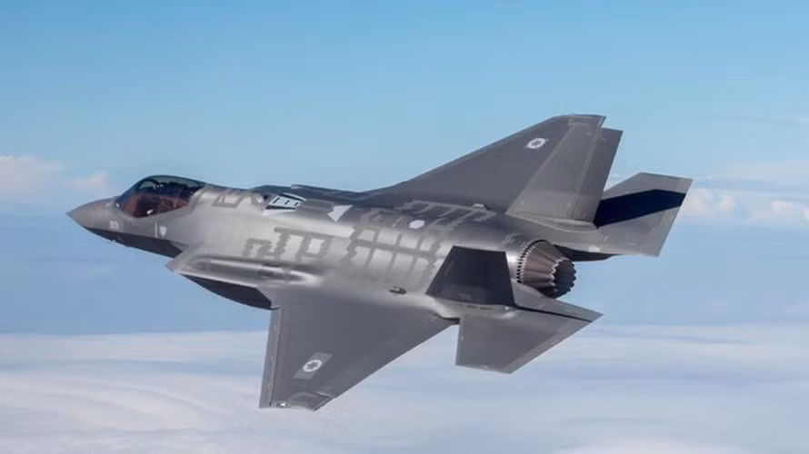 Khi đó chiếc F-16A Netz số hiệu 243 do Đại tá Ilan Ramon điều khiển trong Chiến dịch Opera đã thả quả bom thứ tám và cuối cùng xuống lò phản ứng hạt nhân của Iraq.