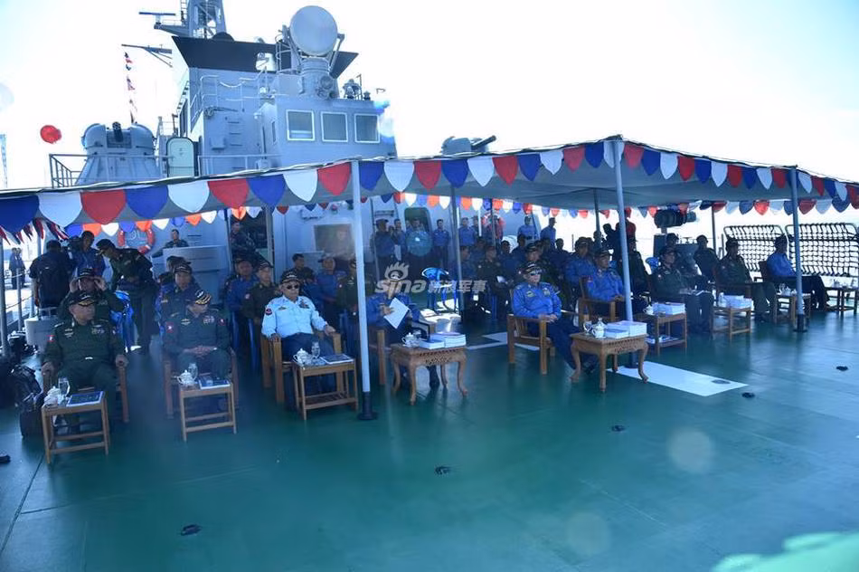 Đây có lẽ là “soái hạm của Hải quân Myanmar” trong cuộc tập trận này với các chỉ huy cấp cao trên boong. Có thể dễ nhận thấy con tàu không rõ kiểu loại này trang bị hai bệ pháo AK-630 CIWS. Nguồn ảnh: Sina