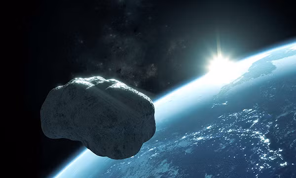 Apophis rộng hơn 1.000 feet (hơn 300 mét), được phát hiện vào ngày 19 tháng 6 năm 2004 bởi các nhà thiên văn học tại Đài Quan sát Quốc gia Kitt Peak ở Arizona. Tiểu hành tinh này đang dần tăng tốc bởi hiệu ứng Yarkovsky.