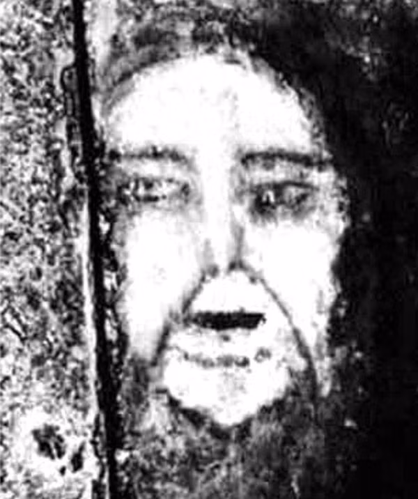 Ngày 23/8/1971, trên sàn nhà bếp của bà Maria ở thị trấn Bélmez de la Moraleda (Tây Ban Nha) xuất hiện những vết ố trên sàn nhà nhưng những vết này liên tục chạy dài và tới một ngày thì hình thành rõ nét một khuôn mặt kỳ dị.
