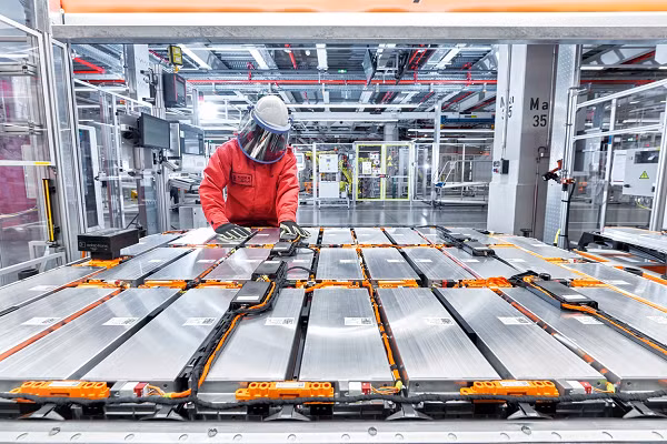 CEO Herbert Diess cũng cho biết khoảng 80% pin lăng trụ mới của Volkswagen sẽ loại bỏ niken và coban đắt tiền để gắn bó với các vật liệu rẻ hơn, dồi dào hơn - trong đó có mangan tiềm năng.