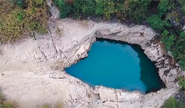 Họ thả một sợi dây chuyên dụng dài 100 mét nhưng vẫn không thể đo được độ sâu của hồ. Cuối cùng, một nhóm thám hiểm quyết định cử thợ lặn xuống để tìm hiểu.