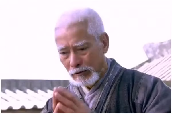 Tảo Địa Thần Tăng (nhà sư quét lá) hay còn có tên gọi khác là Vô Danh Lão Tăng, người đã xuất hiện một cách khiêm tốn, giản dị trong tiểu thuyết Kim Dung với bộ áo cà sa sờn cũ, hòa giải ân oán giữa Tiêu Viễn Sơn và Mộ Dung Bác.