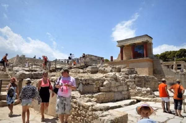 Cung điện Knossos ở đảo Crete, Hy Lạp là cung điện đầu tiên ở Châu Âu. Tại địa điểm nổi tiếng này có hàng nghìn phiến đất sét được khắc bằng những ngôn ngữ chưa từng được biết đến trước đây khiến các nhà khoa học mất tới 50 năm để giải mã.