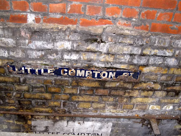 Con đường Charing Cross này được xây dựng trên một con phố cổ được gọi là Little Compton. Dấu tích của con phố có thể được nhìn thấy như một đường hầm tiện ích được bao phủ bởi các quán nướng và lan can dọc theo con đường nhộn nhịp nơi nó từng chạy qua thành phố.