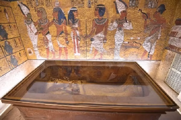 Lăng mộ của vua Ai Cập Tutankhamun vô cùng xa hoa với một quan tài bên trong làm bằng vàng nguyên khối có khảm men và đá quý. Lăng mộ này từng tồn tại huyền thoại rằng bất cứ ai đột nhập sẽ bị trúng lời nguyền.