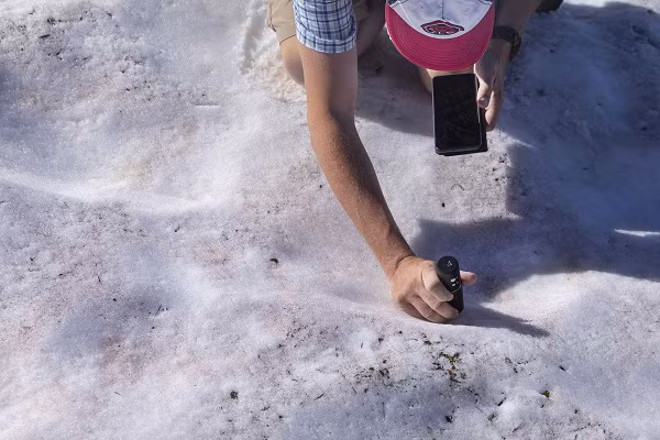 Các ngọn núi đang trên đà mất đi ít nhất một nửa sông băng vào giữa thế kỷ, có nghĩa là số phận còn khủng khiếp hơn tuyết máu có thể xảy ra trong tương lai của dãy Alps trừ khi chúng ta sớm giải quyết lượng khí thải carbon.