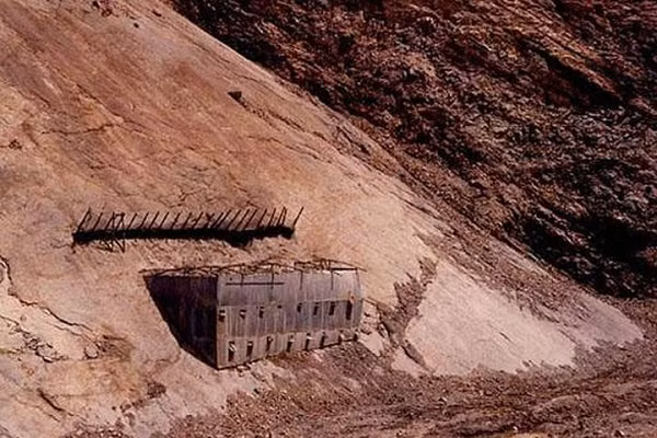 Con số 0.003% là rất bé, nhưng dựa vào độ lớn của những vỉa uranium này, tổng số lượng uranium-235 mất đi là hơn 200kg. Vì loại đồng vị này rất hiếm và được sử dụng trong cả việc sản xuất điện hạt nhân lẫn sản xuất vũ khí hạt nhân. Vì vậy các nhà khoa học và các nhà nghiên cứu muốn tìm hiểu rõ ràng rằng chúng đã “biến mất” đi đâu như thế nào.