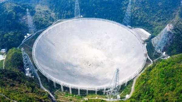 Theo báo cáo từ thời báo Khoa học và Công nghệ của Trung Quốc, Sky Eye – kính thiên văn radio lớn nhất thế giới hiện nay – đã phát hiện được các tín hiệu sóng điện từ dải tần hẹp, khác hoàn toàn với những tín hiệu trước đây từng thu được.