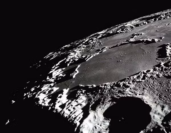 Nghi phạm đầu tiên được cho là tầng trên của một tên lửa SpaceX, thứ đã phóng Đài quan sát Khí hậu không gian sâu (DSCOVR) của NASA lên vũ trụ năm 2015.