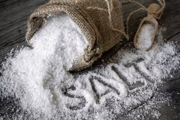 Chúng ta có thể dùng hạt tiêu đen làm gia vị thay cho muối. Thêm các loại thảo mộc tươi, tỏi, gừng, ớt và chanh để tăng mùi vị món ăn mà không cần dùng muối.