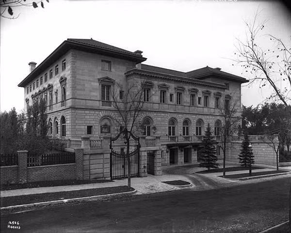Năm 1914, hệ thống điều hòa lần đầu tiên được lắp cho một biệt thự cá nhân tại Minneapolis (Mỹ) do Carrier chế tạo. Thời điểm này, kích thước của cỗ máy khá lớn với chiều cao 2,1 m, rộng 1,8 m và dài gần 7 m.