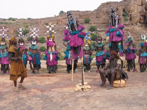 Bộ tộc Dogon, sinh sống ở Burkina Faso, vùng Tây Phi gần như tách ly hoàn toàn khỏi văn minh nhân loại nhưng lại kế thừa một nền văn hóa phong phú, họ sở hữu nhiều câu chuyện thần thoại và truyền thuyết. Họ cho rằng vào thời cổ đại, một chủng người từ hành tinh khác đã đến Trái đất để nói rằng nguồn gốc thật sự của họ là đến từ vì sao Sirius B, còn được gọi là sao Paul Tolo.