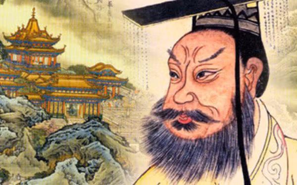 Một năm trước khi Tần Thủy Hoàng băng hà. Khi Tần Thủy Hoàng sai một sứ giả đi truyền tin trong đêm thì người này bị chặn lại bởi một kẻ lạ mặt. Kẻ lạ mặt này cầm một miếng ngọc đưa cho sứ giả và lẩm bẩm rằng "Kim Niên Tổ Long Tử".