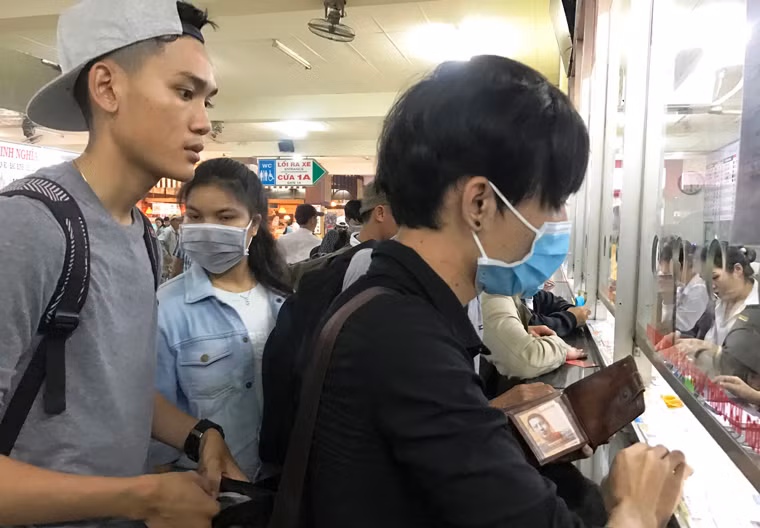 Nhiều người xếp hàng để mua được chiếc vé xe khởi hành về quê nghỉ lễ.