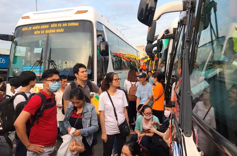 "Được nghỉ 4 ngày, chúng tôi tranh thủ về quê để thăm người thân. Tuy nhiên cảnh tượng chen chút để tìm được chiếc vé xe thật quá khổ ải", chị Luận, quê tỉnh Quảng Bình, chia sẻ.