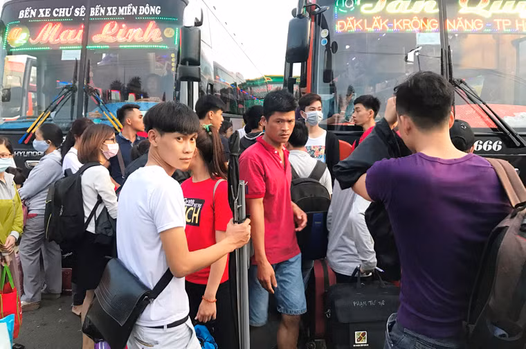 Càng về chiều tối, lượng người từ khắp nơi càng đổ về đông đúc.