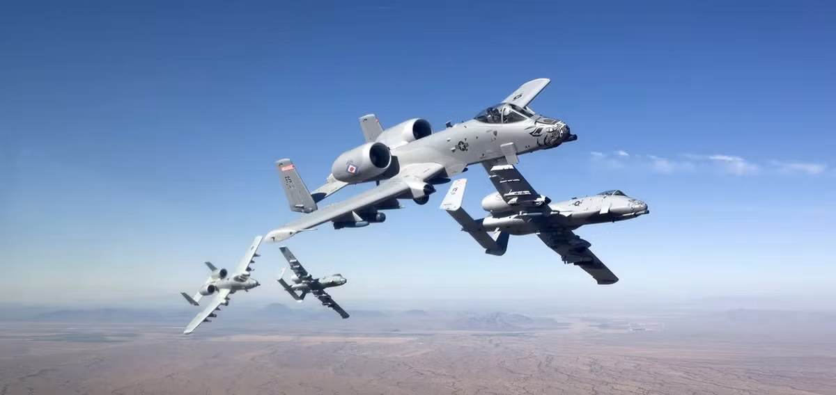Theo đó, Không quân Mỹ đã chính thức thông báo rút 21 chiến đấu cơ A-10 Thunderbotl II. Vậy là toàn bộ phi đội A-10 của Mỹ với tuổi đời nửa thế kỷ đã bị rút khỏi biên chế quân sự nước này. 