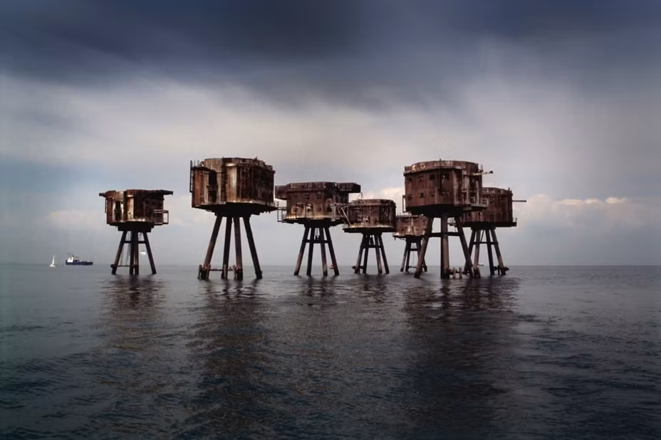 Nằm trong các cửa sông Thames và Mersey của Anh, các pháo đài Maunsell từng bảo vệ nước Anh trong Chiến tranh thế giới 2 trước những cuộc không kích của phát xít Đức đã dừng hoạt động vào những năm cuối thập niên 50.