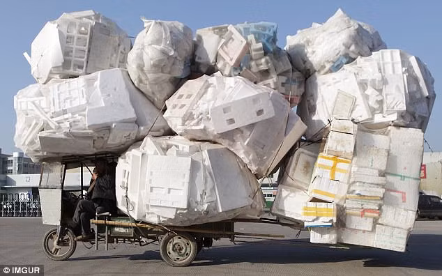 Ít ai có thể ngờ một chiếc xe ba bánh có thể vận chuyển được số hàng hóa cồng kềnh thế này.