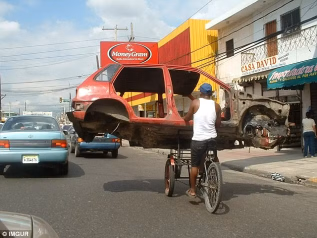 Siêu xe ba bánh vận chuyển bộ khung chiếc ô tô. Những bức ảnh "siêu xe" chở hàng cồng kềnh này được chụp ở nhiều nơi trên thế giới.