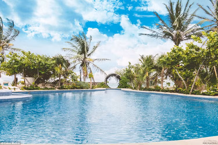 Tới khách sạn Casa Malca, du khách có thể thư giãn tại 3 bể bơi cũng như giải trí tại quán bar trên tầng thượng và chiêm ngưỡng nhiều bức tranh có giá trị.