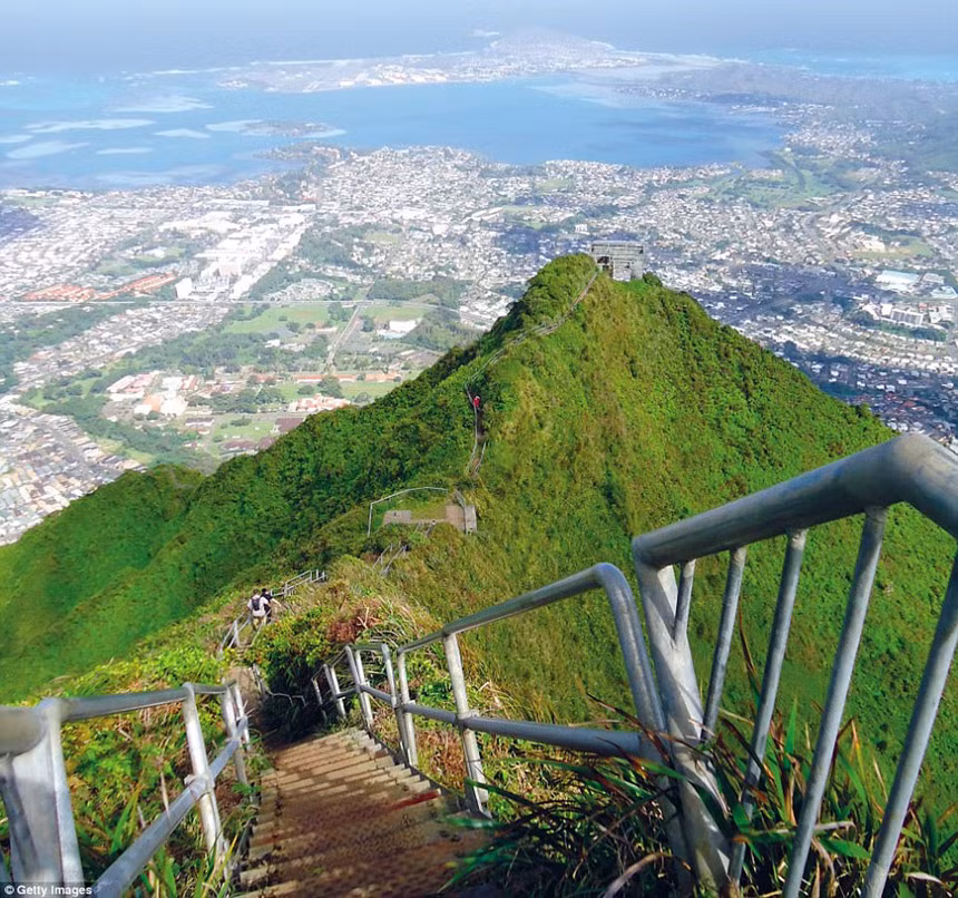 Cầu thang thiên đường ở Hawaii, Mỹ bao gồm gần 4.000 bậc. Khi leo lên cầu thang này, du khách có cơ hội chiêm ngưỡng cảnh đẹp thiên nhiên hùng vĩ của dãy Ko’olau.