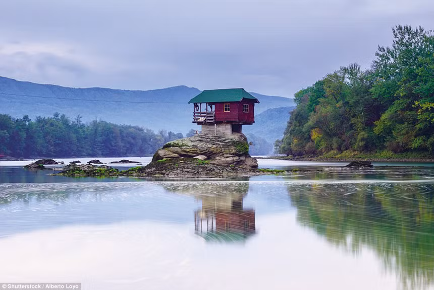 Ngôi nhà trên sông Drina, Bajina Basta, Bosnia &amp; Herzegovina thích hợp với những người muốn có một kỳ nghỉ yên tĩnh.