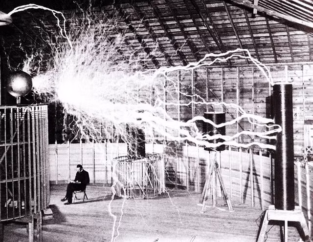 Theo Nikola Tesla, ông chỉ ngủ khoảng 2 tiếng mỗi đêm.