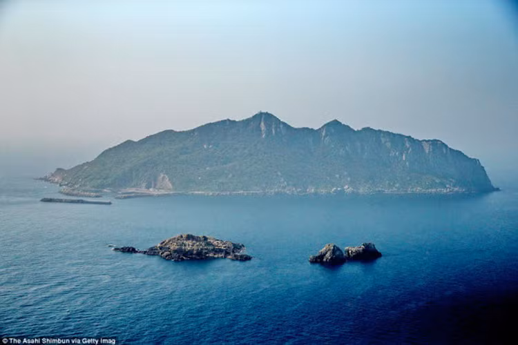 Đảo Okinoshima, Nhật Bản cũng là di sản thế giới: Hòn đảo hẻo lánh ở phía tây nam Nhật Bạn là vùng đất linh thiêng và phụ nữ không được phép đặt chân tới đây