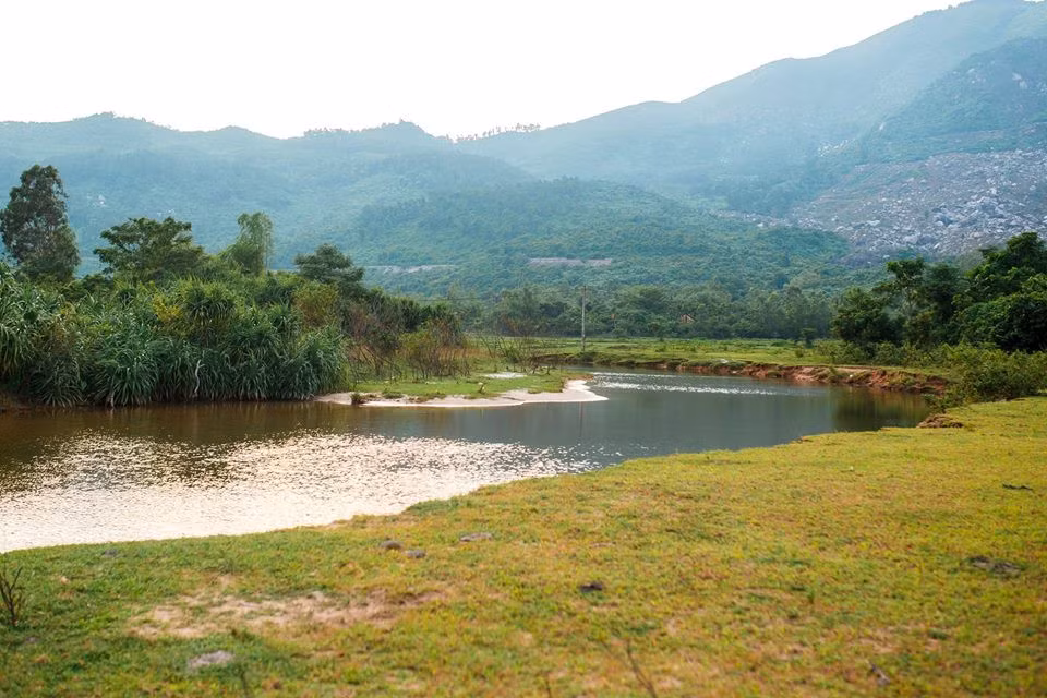 Làng Vân có 3 bãi chính mà bạn có thể cắm trại được, đó là bãi Dừa, bãi Chính và bãi Xoan. Tại đây có nhiều bãi đất trống, bằng phẳng để hạ trại, tắm biển, hái dừa, bắt cua ốc...