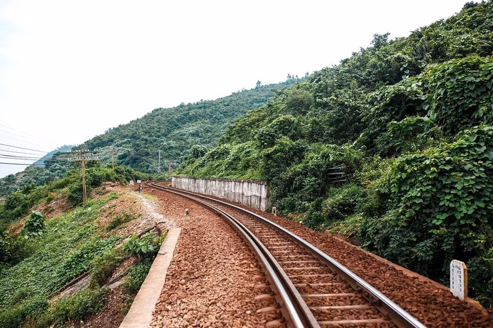 Trước đây ngôi làng vốn bị cô lập, nên không có đường đến, chỉ có thể đến đi bộ đến làng bằng 3 con đường: lên đỉnh đèo Hải Vân rồi đi theo triền núi xuống, đi thuyền từ ngoài vịnh vào và đi xuyên qua hầm tàu hỏa rồi băng qua nhiều km bụi rậm. Từ điểm gửi xe máy vào đây bạn sẽ phải đi bộ hơn 1 tiếng đồng hồ.