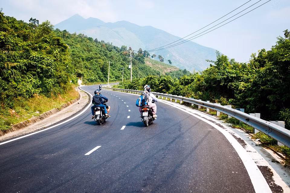 Dành 2 ngày cuối tuần cho chuyến đi khám phá thú vị này, đoàn chúng tôi chọn con đường đi bộ từ trên núi xuống bãi biển. Từ chân đèo Hải Vân bạn chạy một đoạn khoảng 2-3 km, nhìn bên tay phải thấy nhà dân thì vào gửi xe máy.
