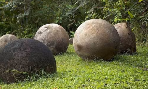 Hàng trăm quả cầu đá khổng lồ được phát hiện ở trong các khu rừng của Costa Rica có đường kính lên đến 2,4m và một số nặng hơn 1 tấn. Các chuyên gia không khỏi bất ngờ, kinh ngạc bởi độ tròn hoàn hảo của những tảng đá này.