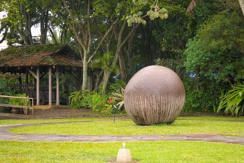 Trong số hàng chục tảng đá khổng lồ, khoảng 1/2 là đá hoa cương và số còn lại được con người đẽo gọt từ nham thạch.