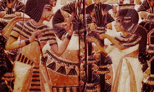 Mới đây, cựu Bộ trưởng Cổ vật Ai Cập, nhà khảo cổ Zahi Hawass và nhóm nghiên cứu của ông cho hay đã phát hiện ngôi mộ gần mộ của pharaoh Ay (1327-1323) ở Thung lũng của các vị Vua, Luxor, Ai Cập. Các chuyên gia tin rằng, ngôi mộ này có khả năng thuộc về Ankhesenamun - vợ pharaoh Ai Cập Tutankhamun.
