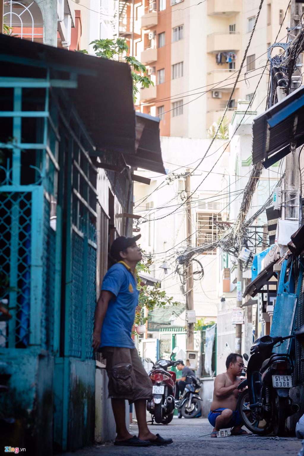 Những người là hàng xóm bao nhiêu năm nay, chỉ ít lâu nữa thôi sẽ mỗi người một phương. Ngay cạnh nhà ông Phúc, bà Trương Thị Lam cho biết bà sẽ dọn lên chung cư sống nhưng chưa biết ở đâu.