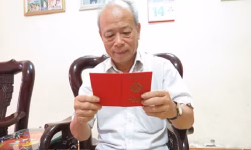 Thay giao gia rung rung nhan lai tam bang tot nghiep DH sau 50 nam