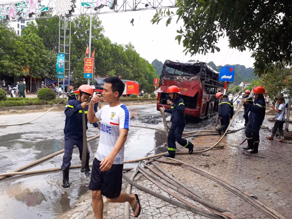 Hỏa hoạn bùng phát trong thời gian dài nên khi lửa được dập tắt, chiếc xe khách chỉ còn trơ khung.