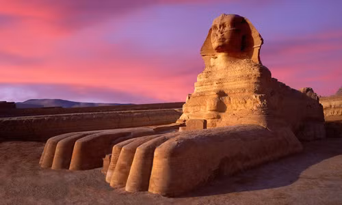 Một trong những giả thuyết phổ biến nhất là mũi của tượng nhân sư Giza bị phá hủy do đạn đại bác mà quân lính của hoàng đế Napoleon bắn trong trận Kim tự tháp.