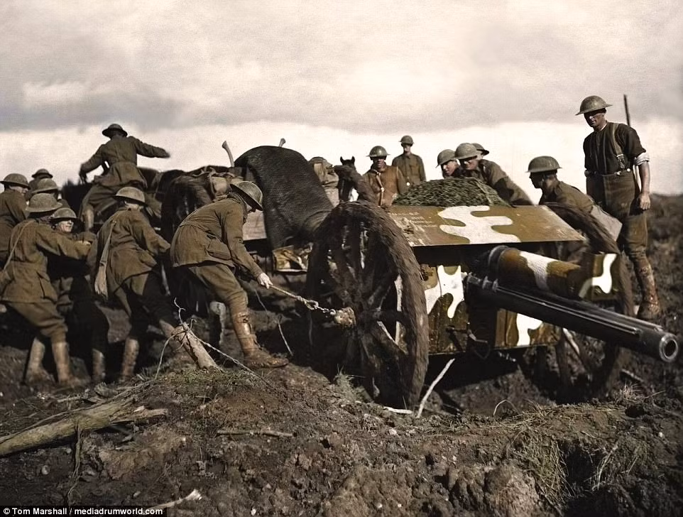 Điều kiện chiến đấu cam go ở chiến trường Passchendaele. Trong ảnh là binh sĩ cố gắng di chuyển phương tiện quân sự qua đoạn đường gồ ghề.