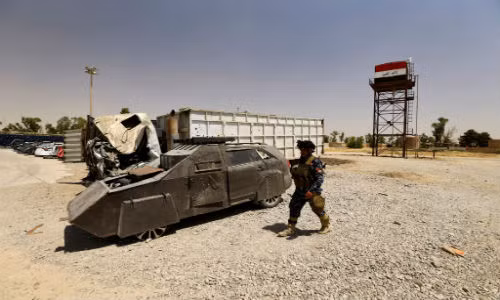 Loại phương tiện này ngang nhiên đi lại trên đường phố Iraq, mang hình dáng kỳ quái với lớp vỏ được thay thế bằng những tấm thép dày, khoét cửa kính đủ nhỏ để quan sát từ bên trong.
