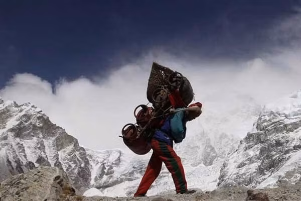 Tuy nhiên, người Sherpa cũng không phải người sở hữu sức mạnh siêu nhân. Họ cũng bị mắc chứng say độ cao như nhiều người khác.