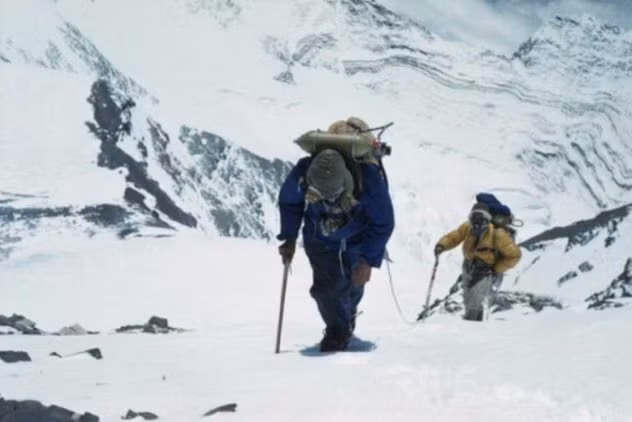 Khi ấy, nhà leo núi George Mallory và bạn đồng hành Andrew Irvine đã mất tích trong chuyến chinh phục ngọn núi cao nhất thế giới. Trong khi thi thể của Mallory đã được tìm thấy năm 1999 thì đến nay vị trí thi hài của Irvine vẫn là một bí ẩn.