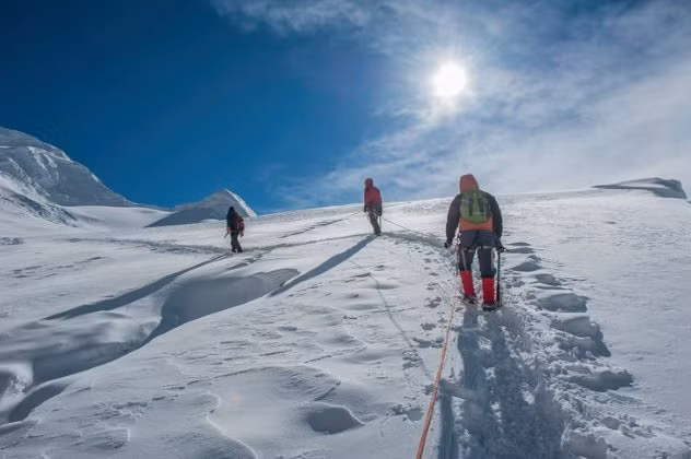 Những vụ mất tích bí ẩn trên đường chinh phục đỉnh Everest khiến nhiều người rùng mình. Một trong những sự kiện nổi tiếng nhất là vụ mất tích của Đoàn thám hiểm Anh Quốc đầu tiên tới đỉnh Everest năm 1942.