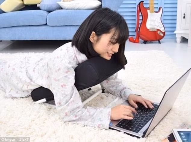 Chiếc giá kê ở phần đầu này giúp người dùng thoải mái sử dụng laptop trên giường hoặc sàn nhà mà không bị mỏi mệt.