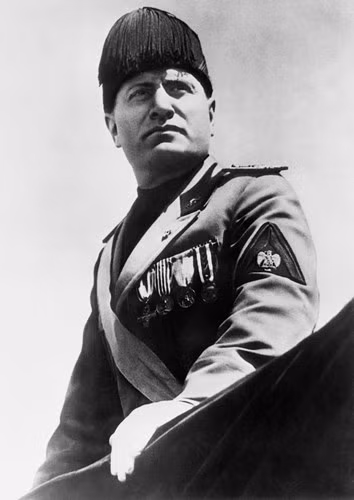 Đến ngày hôm sau, Lực lượng kháng chiến Italy quyết định treo cổ Mussolini và Petacci cùng 16 thuộc hạ. Sau cùng, thi thể của Mussolini và đồng bọn được chuyển tới Milan và treo ngược trên quảng trường để công chúng tận mắt nhìn thấy kết cục nhục nhã của nhà độc tài Italy.