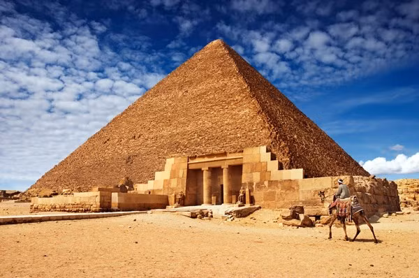 Để xây dựng kim tự tháp Giza trong vòng chưa đầy 23 năm, người Ai Cập đã huy động khoảng 20.000 - 30.000 nhân công, trong đó có cả nô lệ. Theo các nhà khoa học, các pharaoh Ai Cập thường cho xây dựng các kim tự tháp dành cho mình ngay từ khi họ lên ngôi báu.