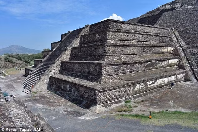 Kim tự tháp Mặt Trăng nằm ở đầu phía bắc của Calzada de los Muertos (Con đường dẫn tới cái chết) thuộc khu khảo cổ Teotihuacan. Kim tự tháp này được người Aztec đặt tên sau khi khám phá ra Teotihuacan - thành phố cổ do người Mesoamerica xây dựng.